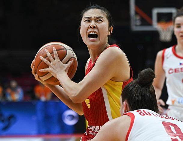王思雨关键9分杀死比赛！中国女篮力擒捷克